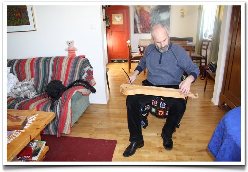 Playing a langspil